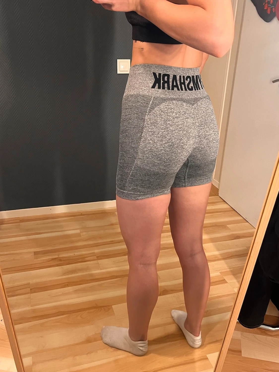 Grå höga träningsshorts från Gymshark - 1