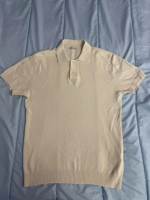 Beige polotopp från Zara, storlek M - Hej, jag säljer en stickad beige polotopp från Zara i storlen M. Den är knappt använd och i väldigt bra skick. Väldigt skönt och liftigt material och den har en fin beige färg. 