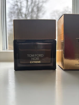 Tom Ford Noir Extreme 50ml - Tom Ford Noir Extreme EdP i lyxig flaska. Volym: 50 ml. Perfekt för dig som vill sticka ut med en exklusiv doft från ett ikoniskt märke. Inte änvänt mycket köpt på NK