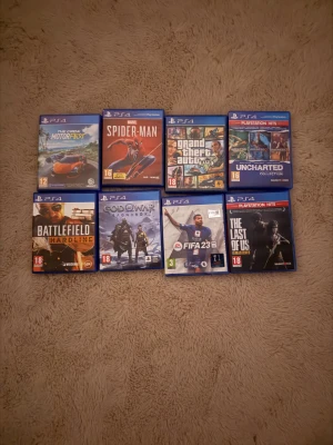 PlayStation 4 Spelpaket - Samling med 8 PS4-spel: The Crew Motorfest, Spider-Man, GTA V, Uncharted Collection, Battlefield Hardline, God of War Ragnarök, FIFA 23 och The Last of Us Remastered. Alla fodral ser ut att vara i gott skick, perfekta för spelfantaster som vill utöka sin samling.