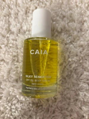 CAIA Silky Sensation Dry Body Oil  - Kroppsolja från Caia som fanns i deras julkalender 2025 (finns ej att köpa på deras hemsida). Doften heter Warm Amber och är en väldigt fräsch vaniljdoft. Obruten flaska och den innehåller 100ml. Kartongen den kom i är tyvärr slängd.😊