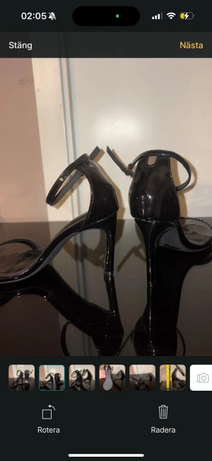 Svarta klackar-shein - Sååå snygga klackar från shein, hög klack, så snygga, aldrig använt pga fel storlek för mig, (st 35) svarta med guld detaljer.