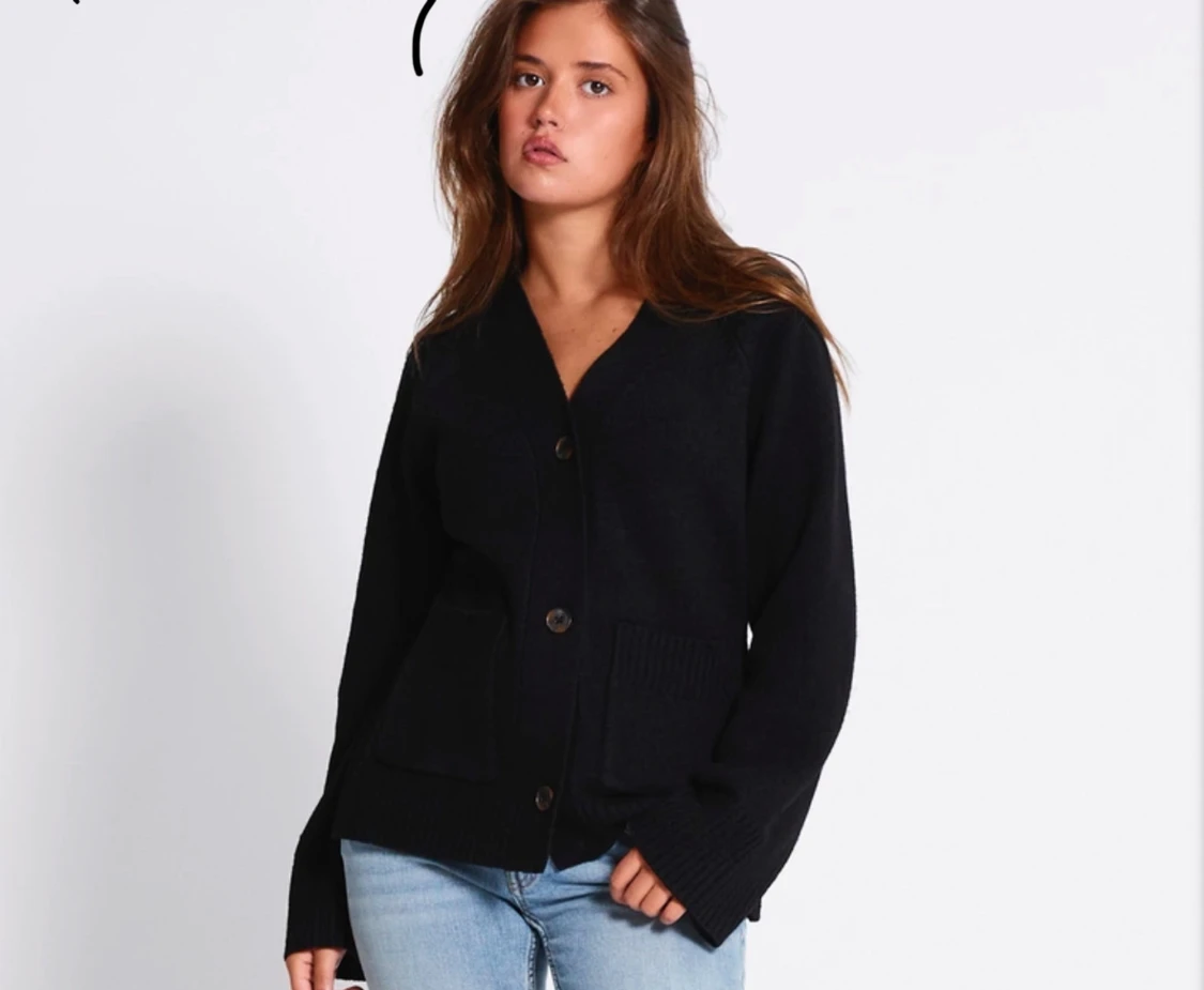 Svart stickad kofta med knappar - 1