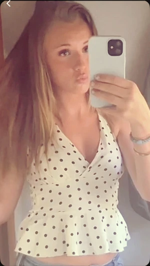 sååå gullig prickig topp🤍 - jätte söt prickig topp🤍🤍 liknar den från stradvarius, vet inte vart den är ifrån då lappen är avklippt🤍🤍