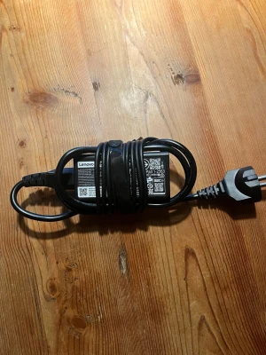 Original Lenovo nätadapter / laddare  - 	•	Typ: Lenovo nätadapter / laptop-laddare 	•	Effekt: 65W 	•	Modell: Lenovo ADLX65NLC3A (vanlig standardmodell) 	•	Anslutning mot dator: Slim Tip-kontakt (Lenovos gula rektangulära kontakt) 	•	Anslutning mot vägg: Standard 230V EU-kontakt 	•	Kompatibilitet: Passar många ThinkPad-, IdeaPad- och Lenovo bärbara datorer som använder Slim Tip 	•	Skick: Nästan oanvänd – kablar ser hela och rena ut 	•	Originalprodukt: Äkta Lenovo-laddare, inte tredjepart