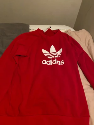 Adidas hoodie - En röd adidas hoodie utan luva i storlek m