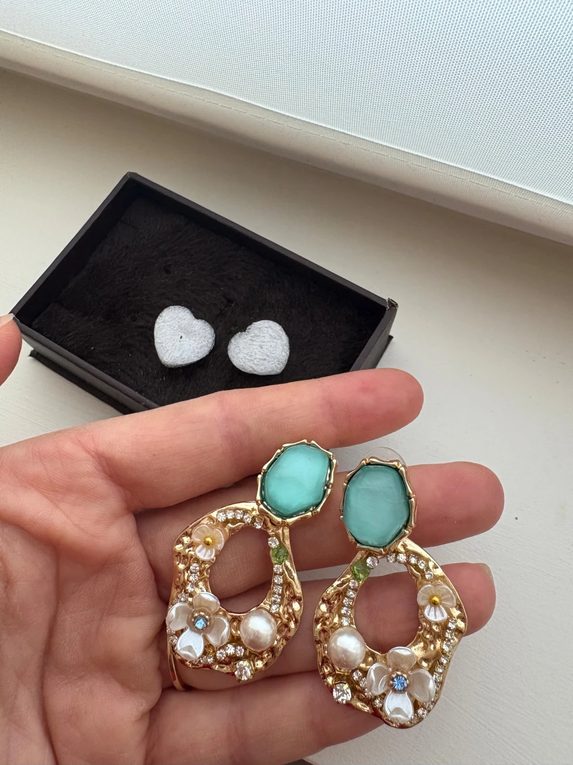 Guldiga örhängen med blommor och pärlor - 3