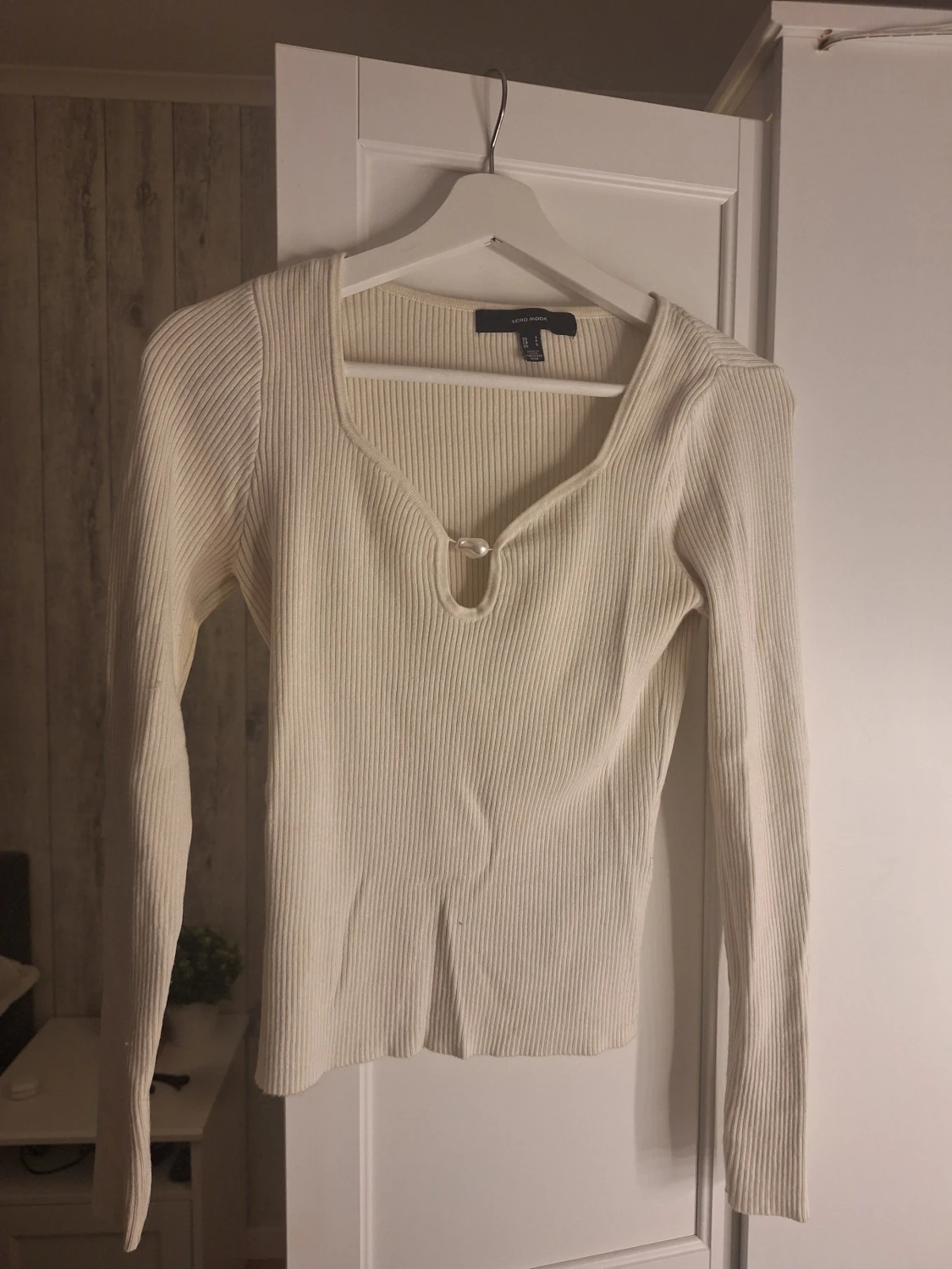 Ribbad vit topp från Vero Moda