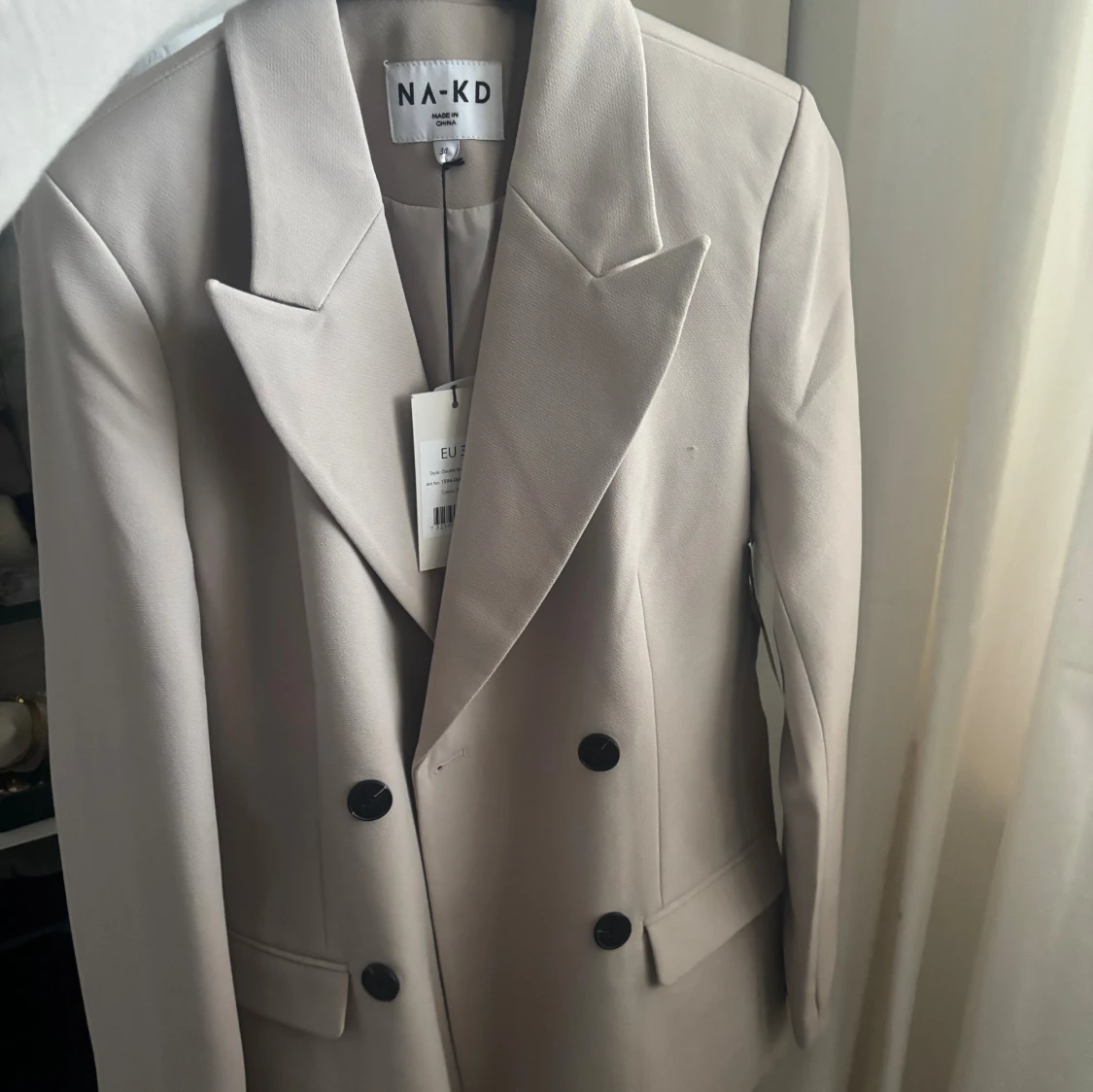 Beige kavaj från NA-KD, strl 34