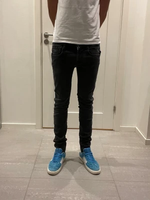 Replay Anbass Jeans  - Säljer nu dessa Replay Anbass jeans, W29 o L32, skriv för fler bilder/frågor🙌🏼