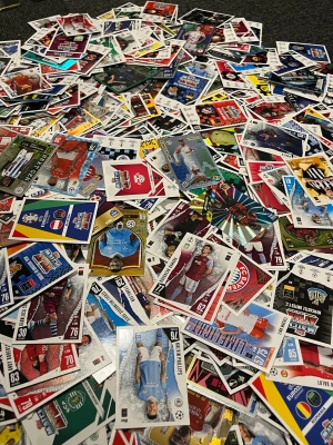 Match Attax fotbollsväst, multifärgad 6 stycken bra kort där uppe. Jag förlorat några bra men det finns helt okej bra jag hög lite bra undra allt  - Säljer en unik fotbollsväst med tryck från Match Attax, täckt av motiv från olika fotbollskort och lag. Västen har en cool, sportig look med många färger som röd, blå, gul och svart, och är tillverkad i syntetmaterial. Perfekt för dig som älskar fotboll och samlarkort!