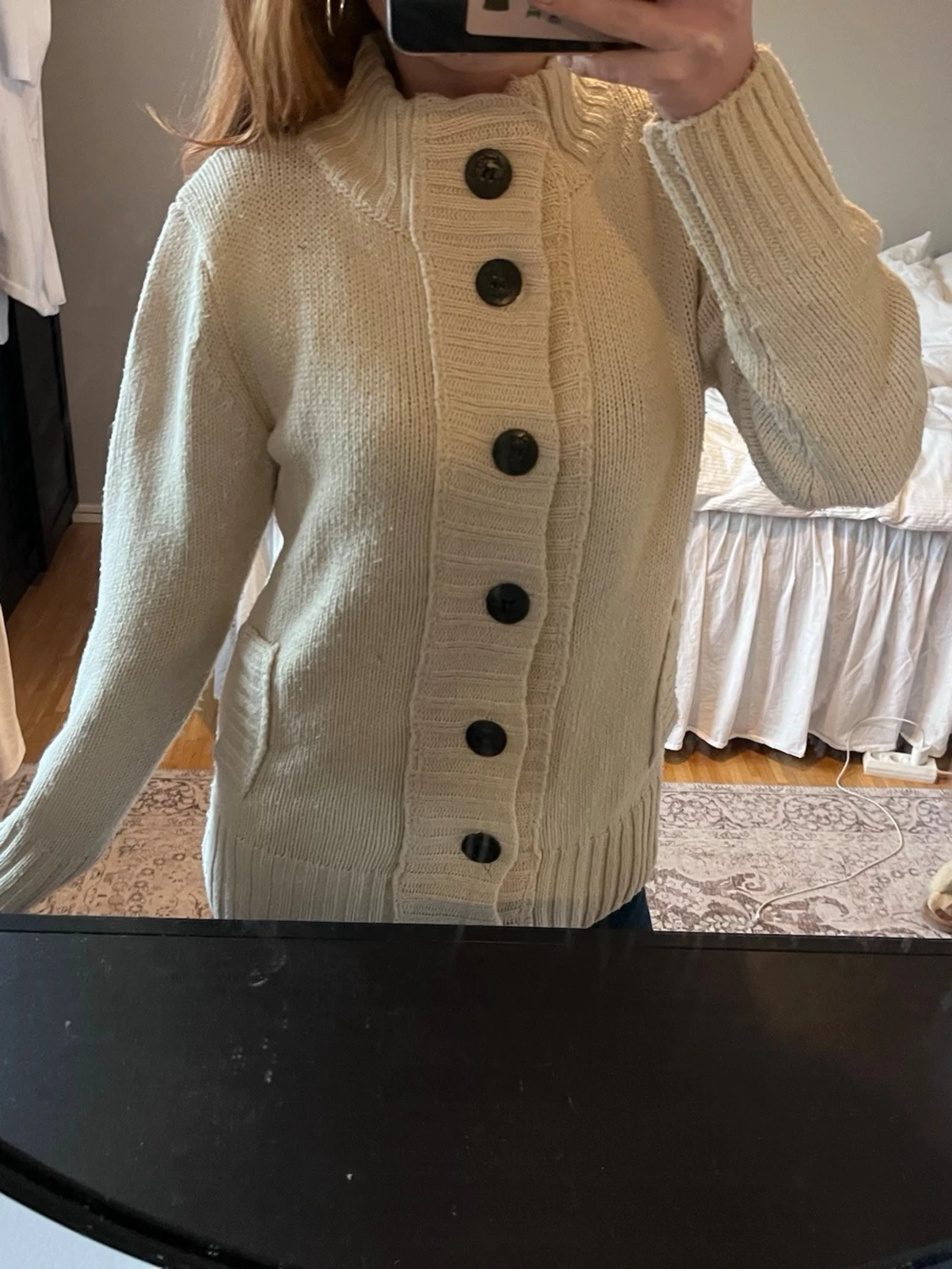 Beige stickad kofta med stora knappar - 1