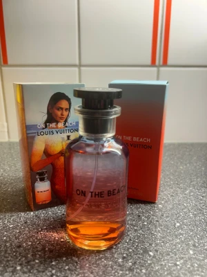 LV parfym - En doft inspirerad av Louis Vuittons On The Beach – frisk, somrig och med en känsla av sol, hav och frihet.  Flaskans design är riktigt elegant – en vacker glasflaska med en mjuk övergång från havsblått till solnedgångsorange.  Jag vet tyvärr inte om doften är identisk med originalet, men flaskan och presentationen är otroligt fin och ger en lyxig känsla – perfekt som prydnad på hyllan eller som en gåva till någon som älskar exklusiva dofter. Originalet ligger på 4000. Skriv vid frågor 