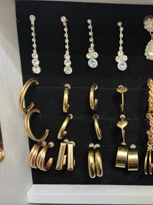 Olika örhängen  - Olika örhängen i silver och guld. Skriv vilken/vilka du är intresserad av och skicka gärna prisförslag!☺️