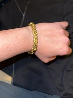 Armband  - ✨ 18K guldpläterat armband ✨ med kistlås med diamanter Snyggt och stilrent armband i 18K guldplätering med en exklusiv länkdesign. Glänser fantastiskt och känns lyxigt på handleden. I mycket fint skick och perfekt till både vardag och fest. 8mm bred 21 cm lång 