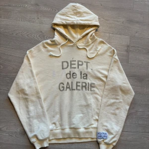 Lanvin X Gallery Dept Hoodie - Riktigt snygg Lanvin X Gallery Dept Hoodie i toppskick. Storlek M men passar även S. Tveka inte ställa frågor vid intresse🙌
