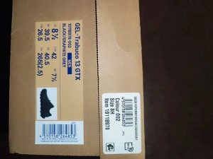 ASICS GEL-Trabuco 13 GTX Svarta sneakers - ASICS GEL-Trabuco 13 GTX sneakers i svart och grafitgrå med GORE-TEX-material för vattentäthet. Snyggt mönstrad mesh-överdel, robust platt sula och snörning. Perfekta för dig som gillar outdoor och trail. Stora GORE-TEX-loggor på sidorna och diskret ASICS-märke på plösen.