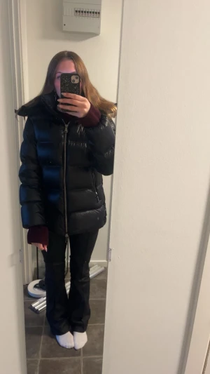 Svart pufferjacka från Massimo Dutti - Säljer en svart pufferjacka från Massimo Dutti med glansig finish och huva. Jackan har dragkedja framtill och två fickor med dragkedja. Perfekt för kalla dagar och har en oversized vibe. Storlek S, superfint skick!! Som nytt 💓Observera att luvan ej är i samma material som själva jackan, men det är samma material inuti och det är så jackan ska vara