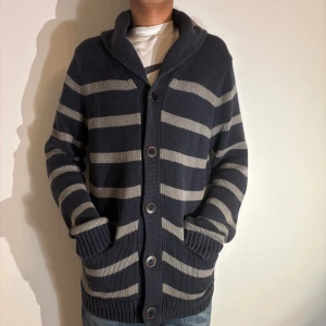 Cardigan med knappar - Sjukt snygg cardigan med knappar. Väldigt trevligt mönster.😀 sjukt skön.