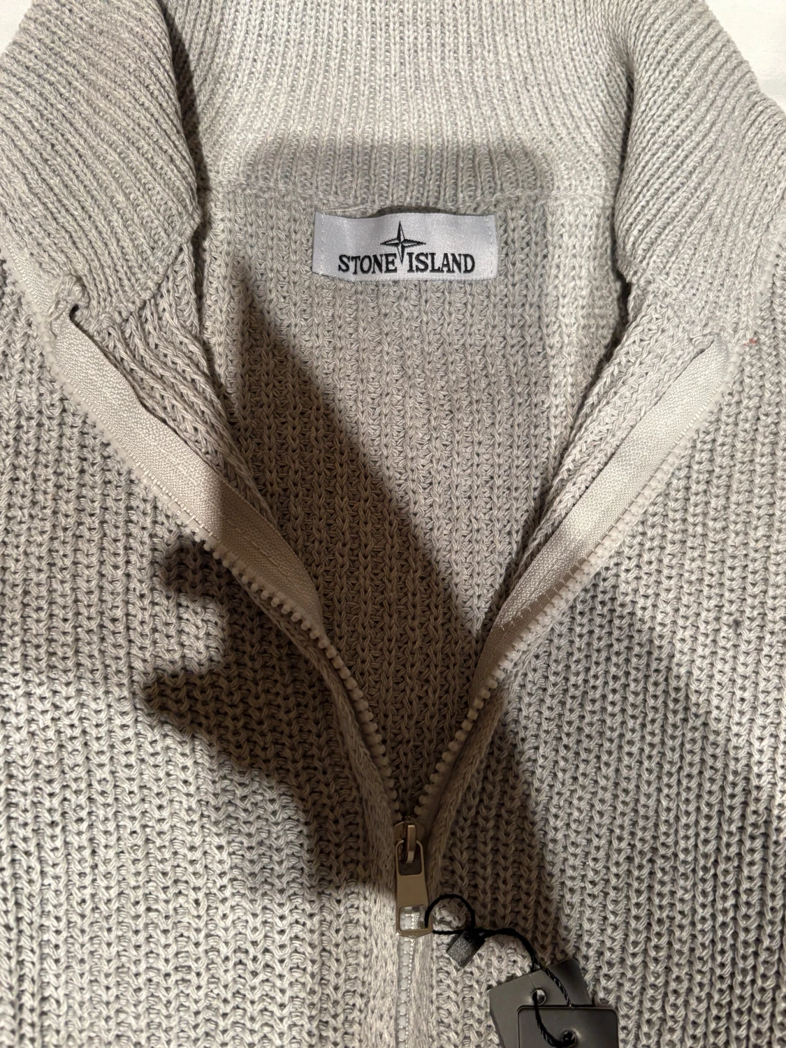 Grå/bech stickad  kofta från Stone Island - 2