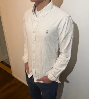 Superfin Ralph Lauren skjorta som sitter som en smäck. Superbra passform och perfekt för finare tillfällen. Inga skador och bara en allmänt fin skjorta. Skriv om ni undrar något 🤗