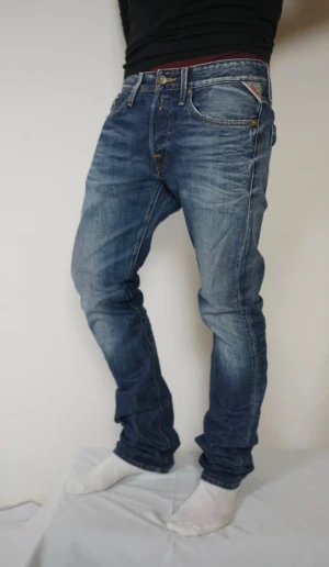 Replay blå jeans straight fit - Strl: 32W | 36L. Mycket bra skick.                            Snygga blå jeans från Replay med klassisk femficksdesign och raka ben. Jeansen har tydliga slitningar och kontrastsömmar, samt Replay-logga på fickan. Passformen är normal och materialet är robust denim som sitter skönt hela dagen.