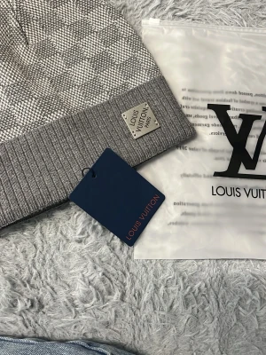 Oanvänd mössa helt ny priset går o diskutera  - Mössa bra pris bra kvalitet 