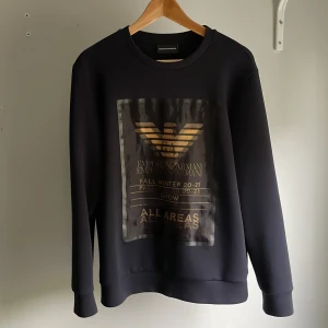 Emporio Armani Sweatshirt  - Fräsch Armani tröja.  Köpt på johnells.  Mycket bra skick. 