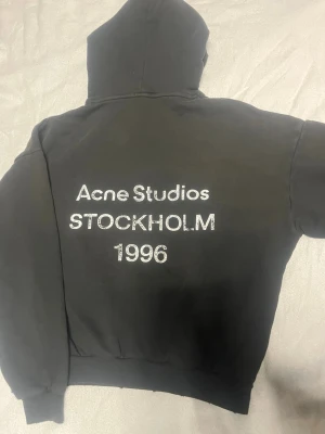 Acnestudios hoodie S - Acne studios hoodie i fint skick (8/10) i storlek S men passar M bättre. Passformen är baggy och den passar runt 180 cm | skickas med tag och kvitto och sin påse, skriv vid någon fundering✅