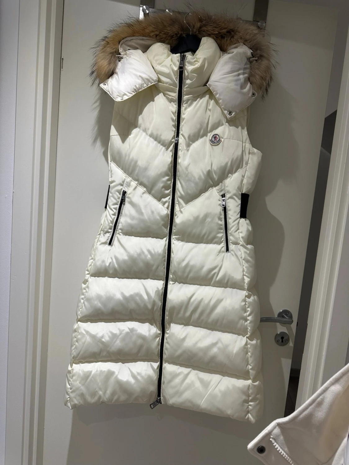 Vit lång dunväst från Moncler