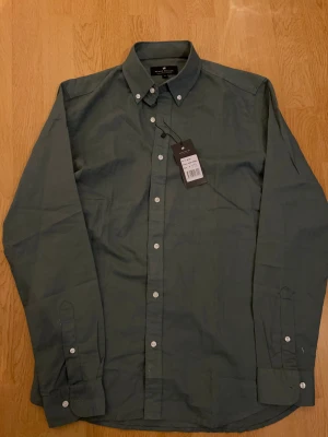 Linne skjorta - Riktig Nice linne skjorta aldrig använd helt ny. Perfekt till sommaren eller jobbet\skolan. Tveka inte på att skriva vid funderingar och kom gärna med prisförslag🤝