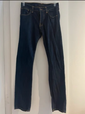 Mörkblå jeans från Nudie Jeans - Snygga mörkblå jeans från Nudie Jeans!!! De är helt nya och oanvända då det var för små. Nypris 1400kr.