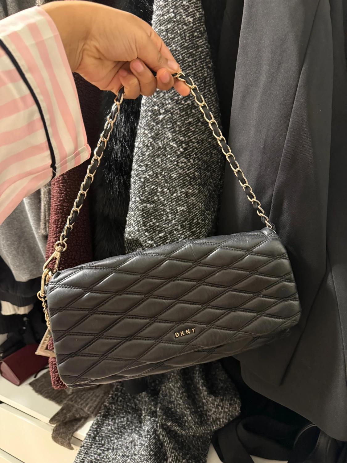 Svart quiltad axelväska från DKNY - 1