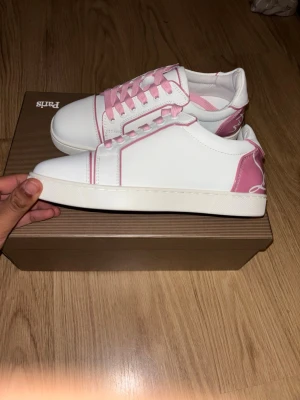 Christian Louboutin Fun vieira  - Helt nya Loubitins som köptes förra året I Frankrike. Säljs eftersom har knappt använt den. Allt orginalt finns kvar. Kan mötas i Stockholm eller frakt. STORLEK 37