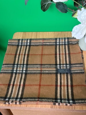 Rutig ullväst från Burberrys - Fin burberry halsduk som är sparsamt använd och utan slitage. Perfekt stilrent tidlöst plagg som är perfekt inför kylan i vinter.❄️ Finns fler färger på profilen så ta gärna en titt.🥰   #Burberry #BurberryScarf #BurberryHalsduk #DesignerScarf #Lyxhalsduk #VintageBurberry #ClassicCheck #BurberryCheck  #Modefynd  #vintedfinds #SecondHandStyle #PrelovedFashion #LuxuryFashion #Halsduk #oldmoney #grisch #laidback 