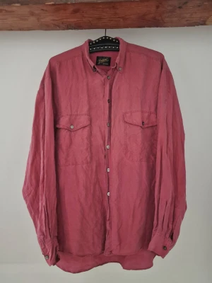 Dust-red button up - Super soft 100% silk button up skirt. Perfect for whenever, but especially for special occasions - wedding, holidays or a perfect date. I have worn this mostly semi-tucked and off-shoulder (as the 3rd photo) No defects and all buttons intact. Length: 66 cm in front, 80 in back. 