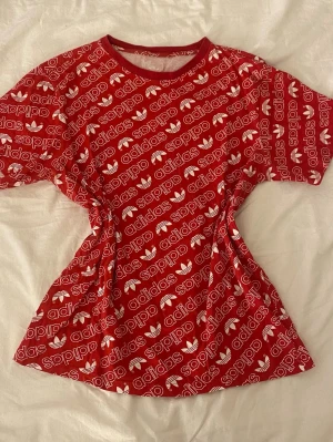 Röd Adidas t-shirt - Säljer en röd t-shirt från Adidas med vitt tryck,Storleken är oklart men skulle säga att den passar en S/m om man gillar oversized❣️