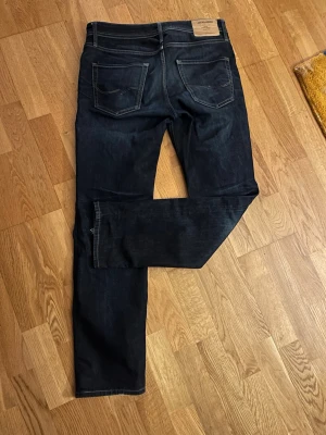 Jack & Jones mörkblå jeans Clark 31/32 - Snygga mörkblå jeans från Jack & Jones, modell Clark Regular. Postar samma dag! 