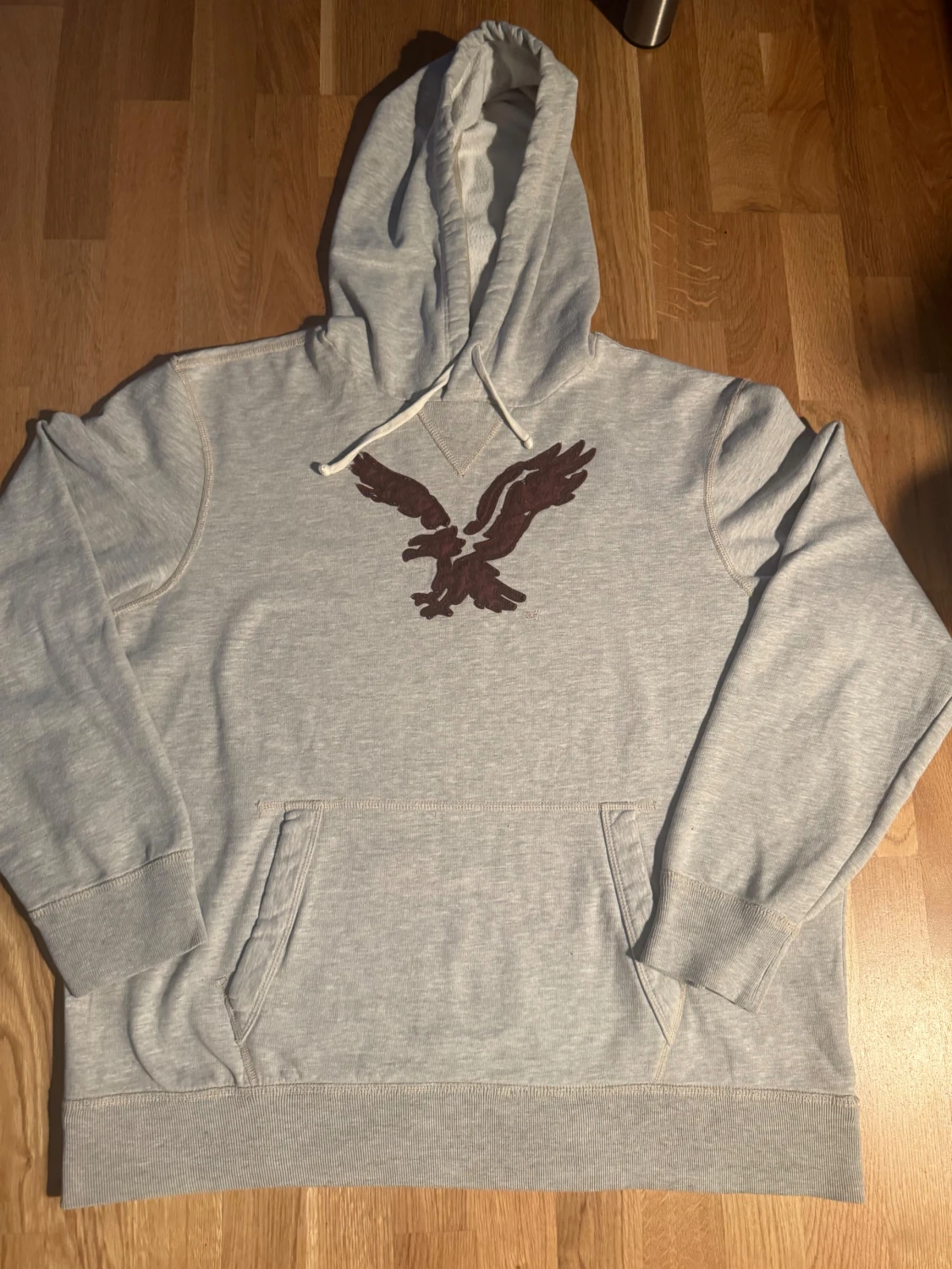 En grå hoodie från American Eagle