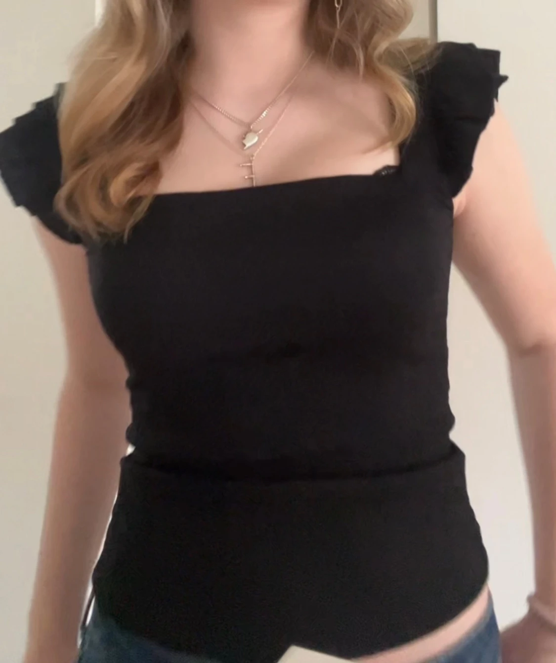 Svart topp med volangärmar