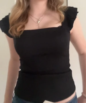 Svart topp med volangärmar - Säljer denna super söta topp från new yorker, den är i ett super bra skick och har inga defekter 💕