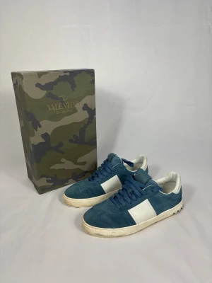 Valentino flycrews  - Valentino flycrews | Pris = 3099 kr | Storlek 41 | Alla nitar är kvar och box ingår | Hör av dig vid minsta fundering 