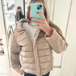 Zara Jacka - Säljer denna jacka från Zara!  Perfekt höst/vinterjacka!  Jättefin färg och modell💕💕 Strl 164. Passar mig som har Xs/S (Lånade bilder) 