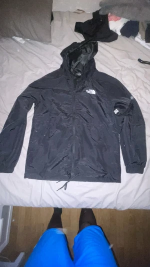 North face windbreaker  - The North Face Higher Run Wind Jacket — en lätt och andningsbar vindjacka idealisk för löpning och utomhusaktiviteter, med justerbar huva och packbar design.