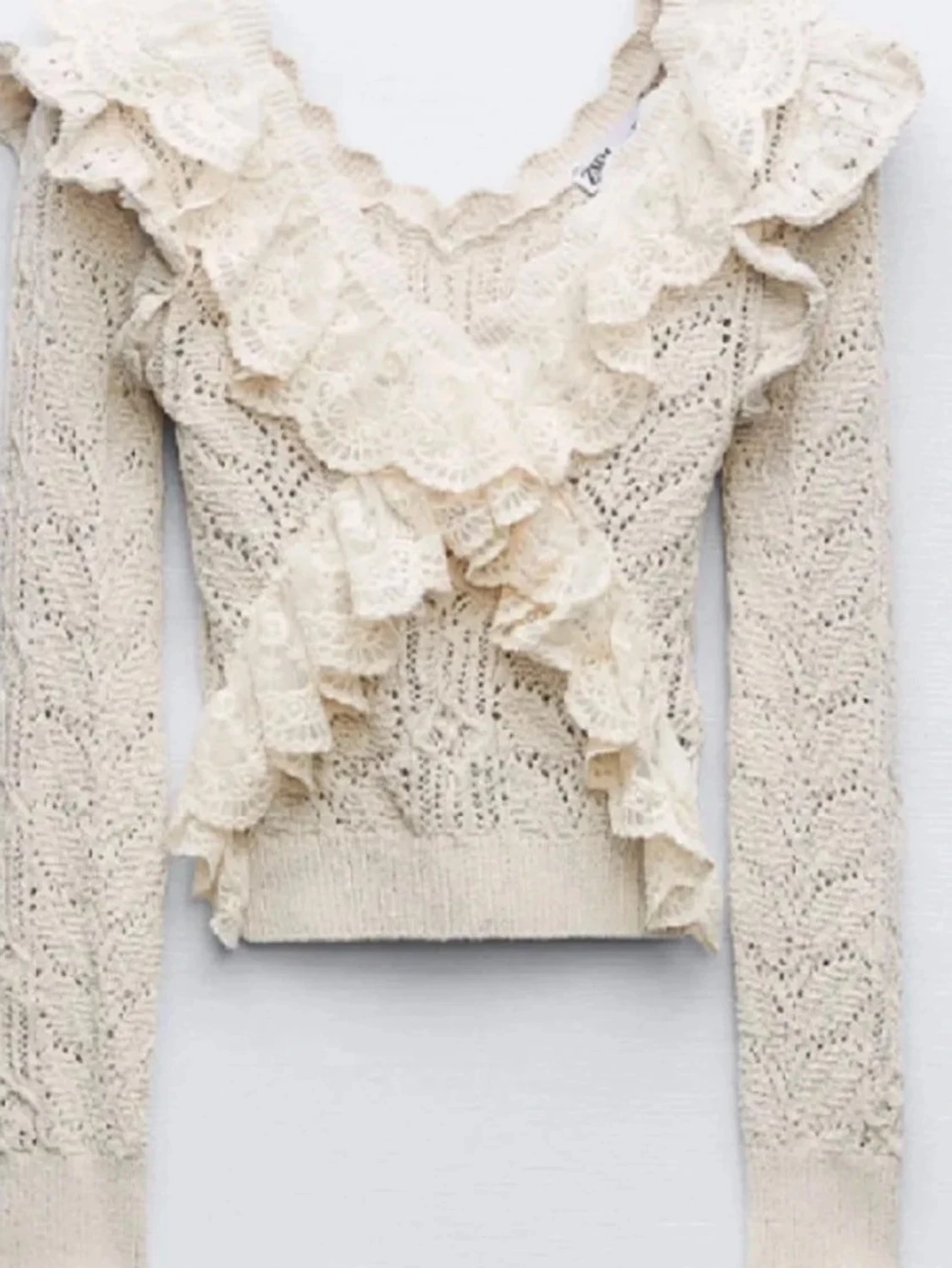 Beige stickad volangtröja med spets