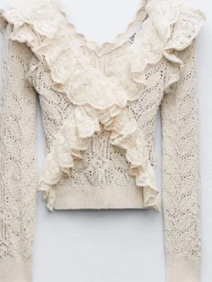 Beige stickad volangtröja med spets - Superfin beige tröja med spets volanger från Zara! Säljer den för jag inte använder den, har använts två eller tre gånger så relativt ny. (Bild 2 är gammal eftersom jag inte använder den) det är bara att skriva om de är några frågor💕 