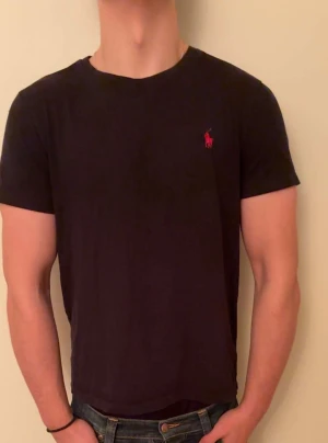 Svart t-shirt från Ralph Lauren - Fet Ralph Lauren Tröja, skön passform skriv, om frågor🔥🔥
