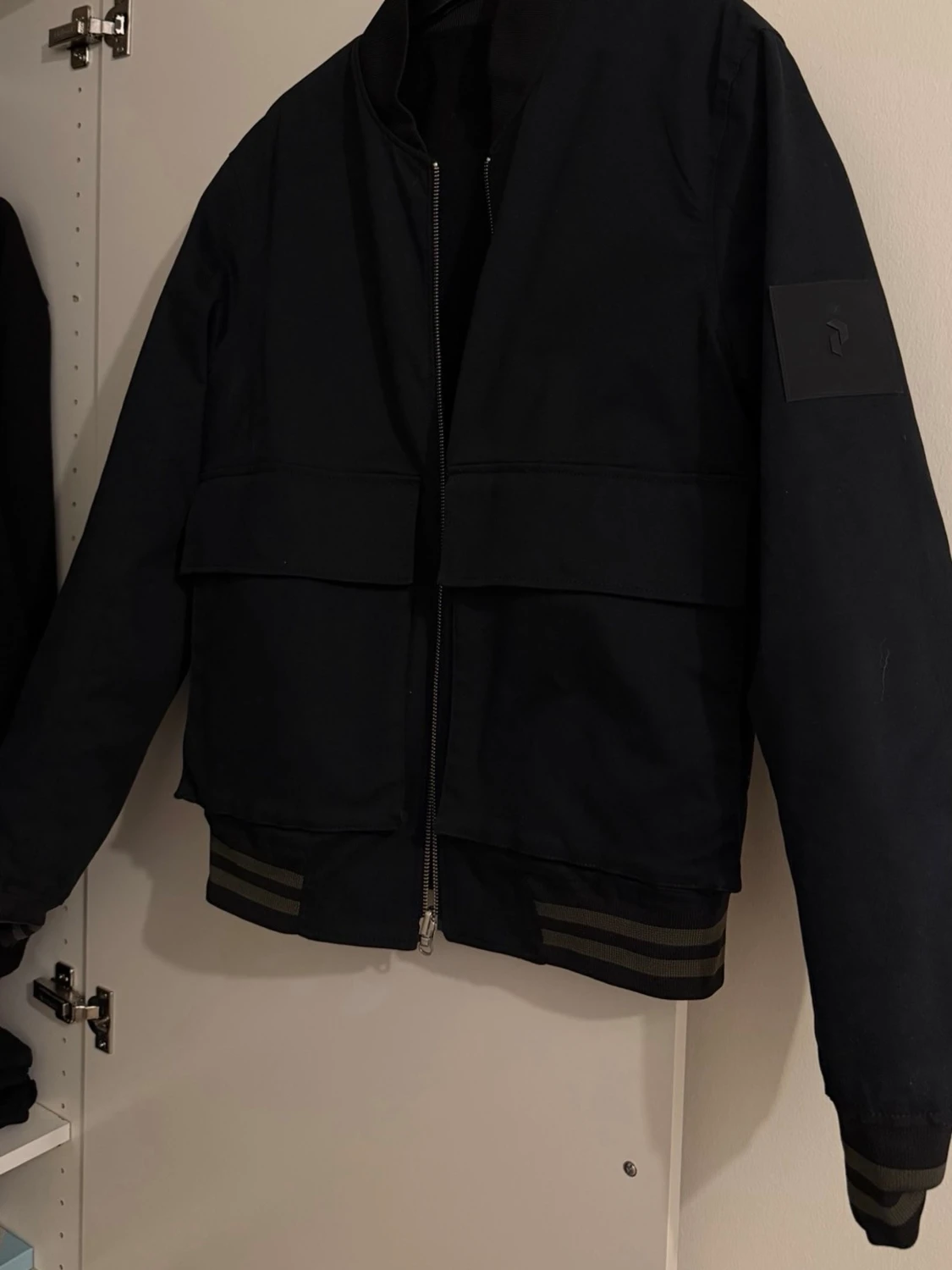 Svart bomberjacka från Peak Performance - 3