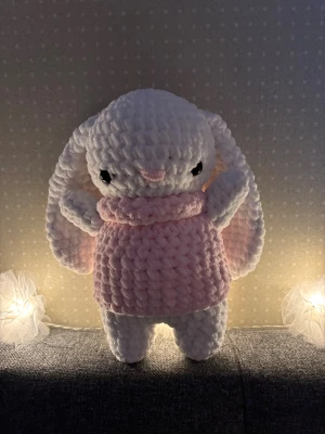 Virkad kanin med rosa tröja💓 - Virkad amigurumi kanin med en rosa tröja med krage. Allt virkat i polyester. 🫶🏼