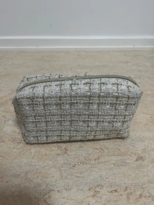 Vit & guld färgad sminkhållare - Ett otroligt fint sminkhållare som passar flera många produkter i en och samma tid.